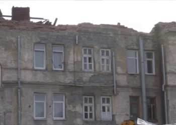 Пострадавшим при обрушении крыши общежития семьям выплатят по 100 тысяч