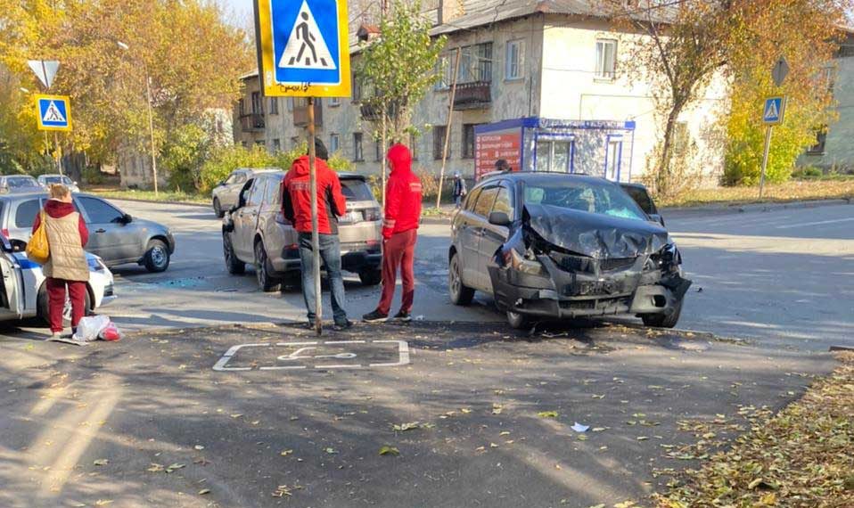 Внедорожник перевернулся после ДТП на перекрестке в Новосибирске