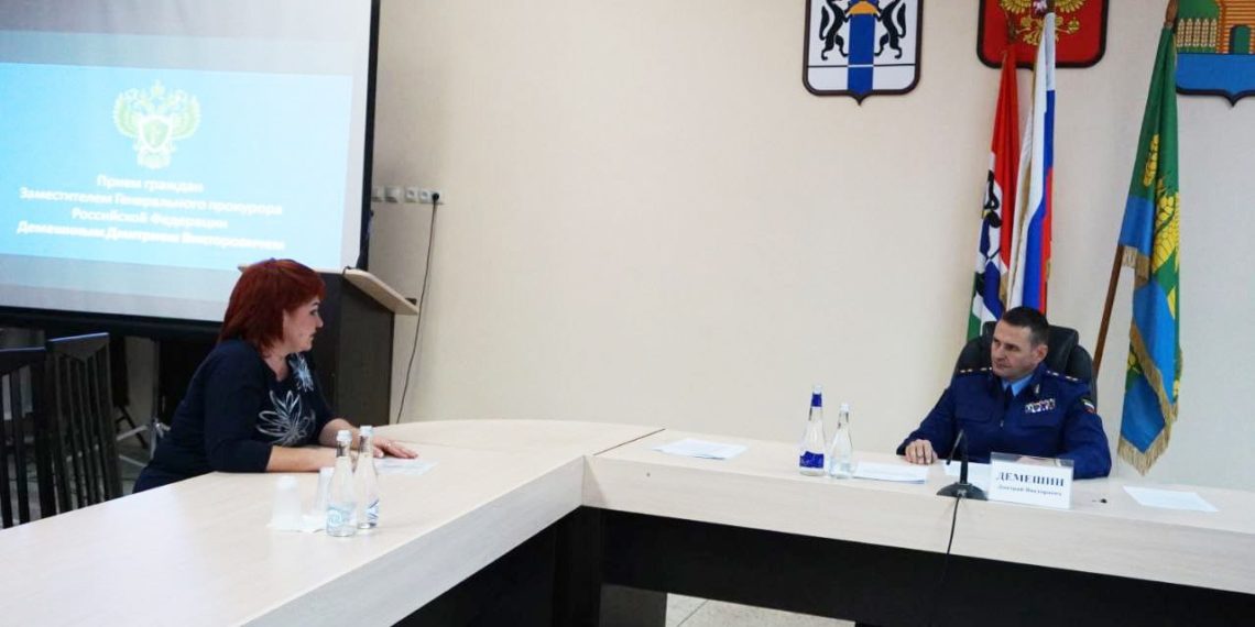 Жители четырех районов НСО пожаловались замгенпрокурора на отсутствие освещения и дорог