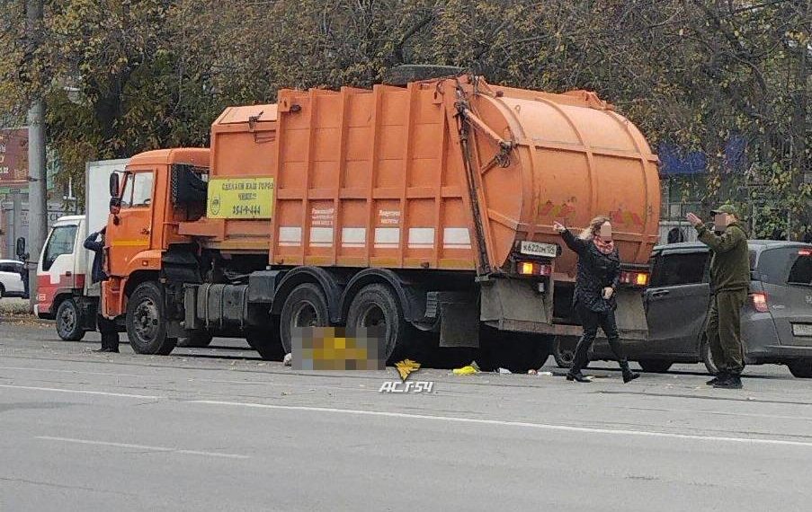 Сбитая мусоровозом жительница Новосибирска умерла в больнице