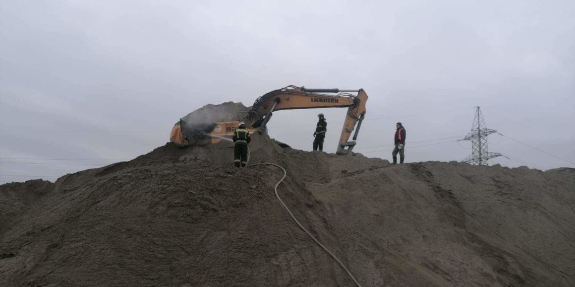 Экскаватор загорелся на левом берегу