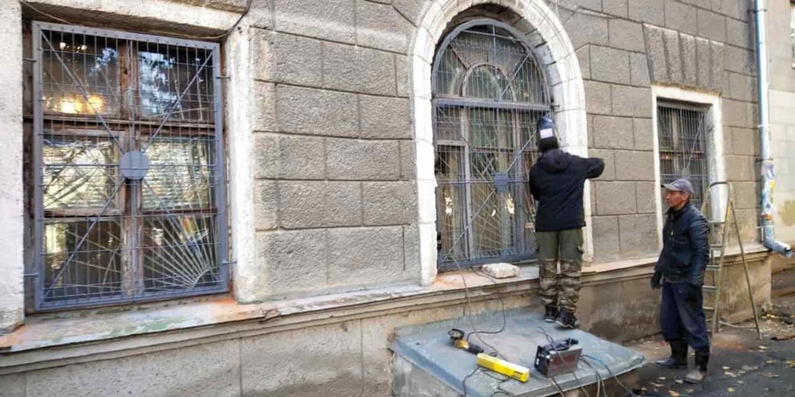 На окна военкомата в Новосибирске установили железные решетки для защиты от поджогов