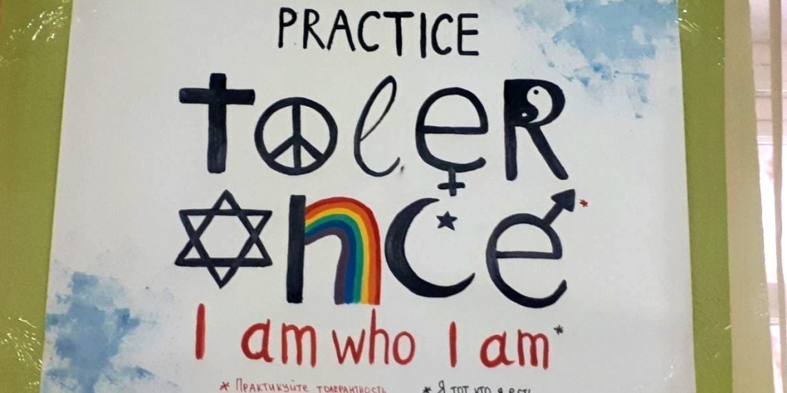 Сибиряков возмутил плакат с символикой ЛГБТ в колледже