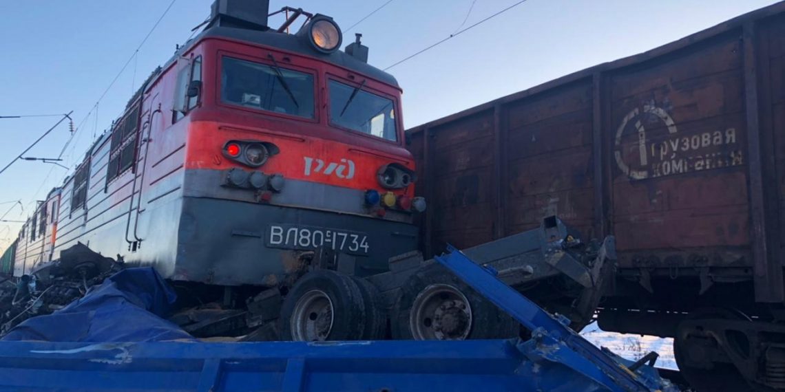 Смертельное ДТП с двумя товарняками остановило движение поездов под Новосибирском