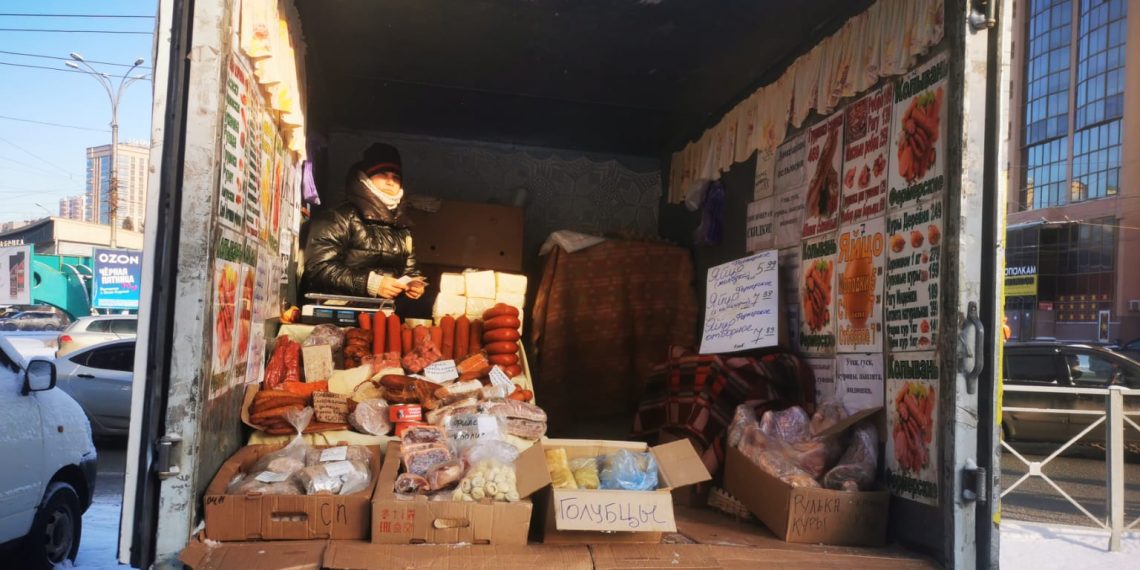 Продавцы-нелегалы развернули торговлю голубцами и яйцами напротив цирка