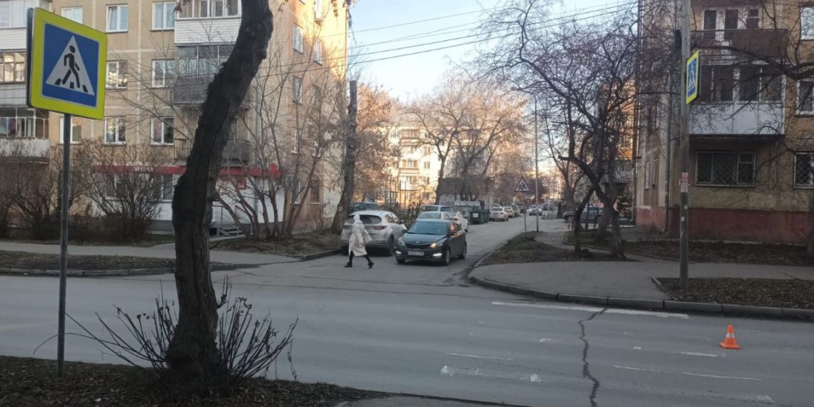 В центре Новосибирска сбили мать с 9-летним ребенком