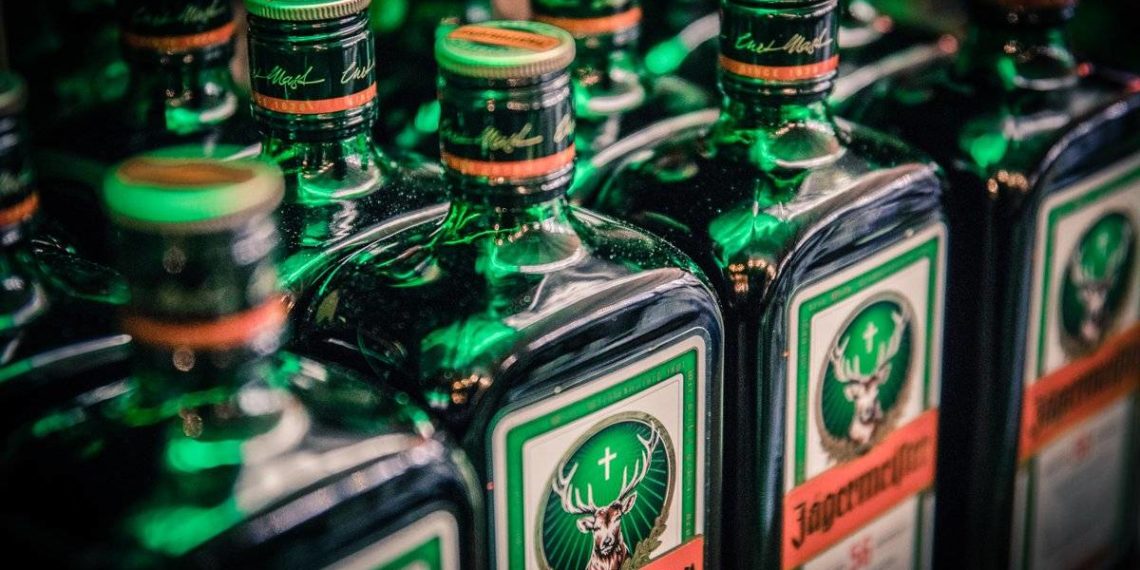 Дистрибьютор Jagermeister опроверг уход ликера из России