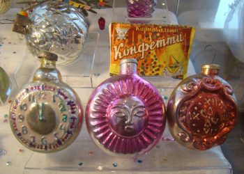 От ватных человечков до стеклянных ракет: показываем елочные игрушки родом из СССР