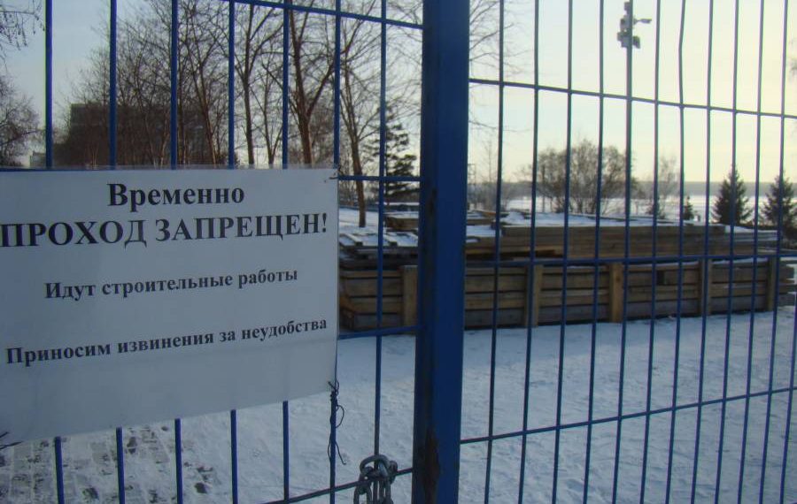 «Ледовый городок» начали строить на Михайловской набережной в Новосибирске