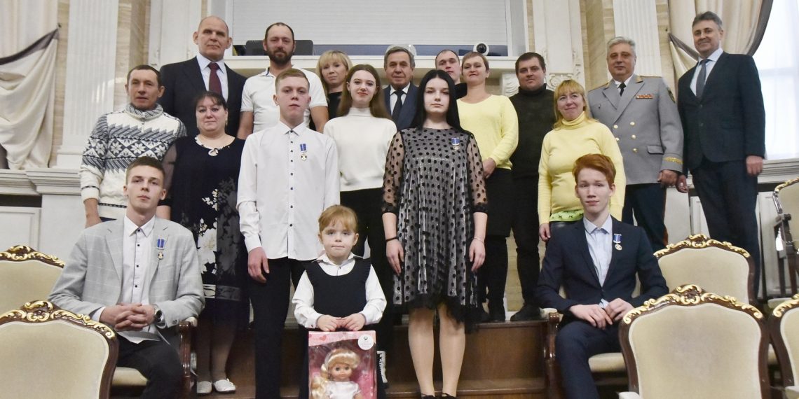 В Правительстве региона наградили пятерых детей за проявленное мужество в экстремальных ситуациях