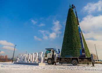 Первая елка у ТРЦ «Галерея Новосибирск» оказалась второй