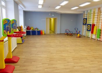 «Убежал через проем в заборе»: двухлетнего мальчика потеряли в детском саду Новосибирска