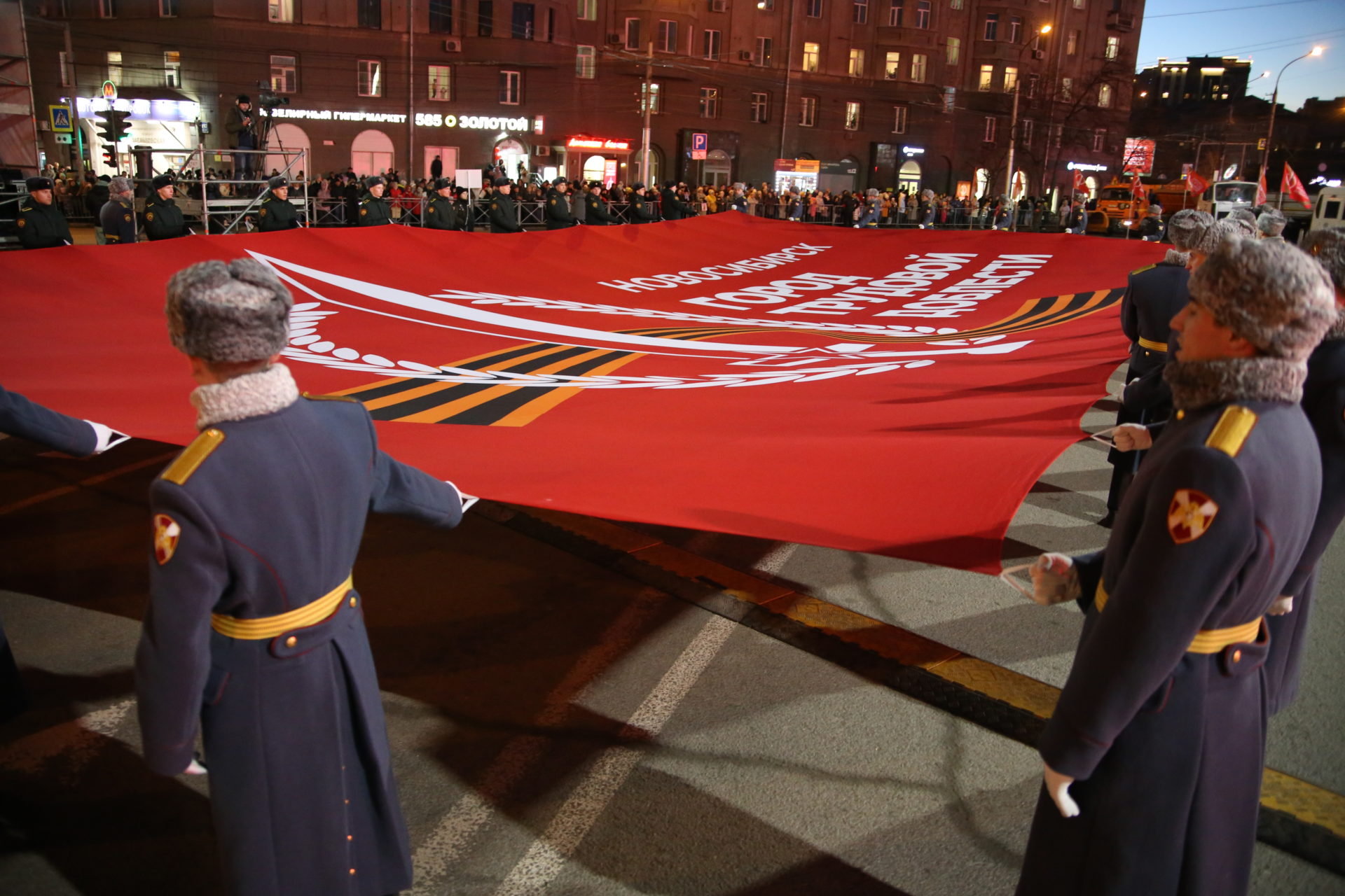 Открытие слав. Открытие. Открытие Стеллы в Новосибирске фото все. Кто пел на открытие Стеллы Новосибирск город трудовой доблести.