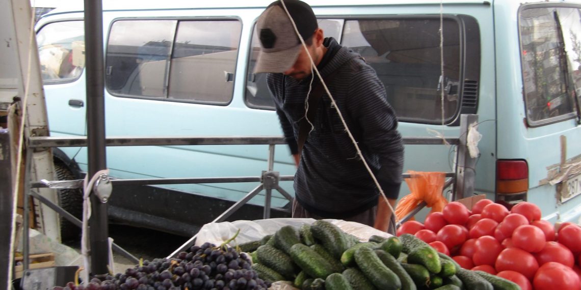 Стелу на площади Калинина поставили, а базар оставили