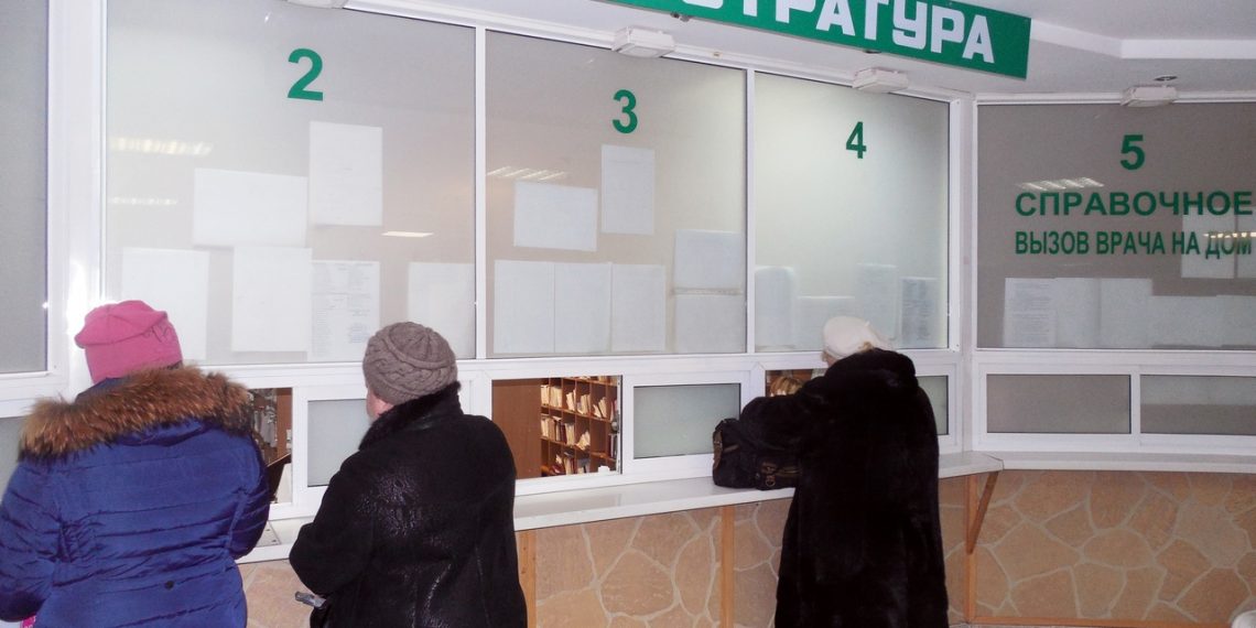 Полис ОМС можно будет не брать с собой в поликлинику с 1 декабря