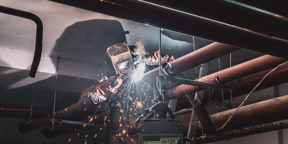 Разнорабочими с зарплатой от 150 тысяч предложили работать новосибирцам на Донбассе