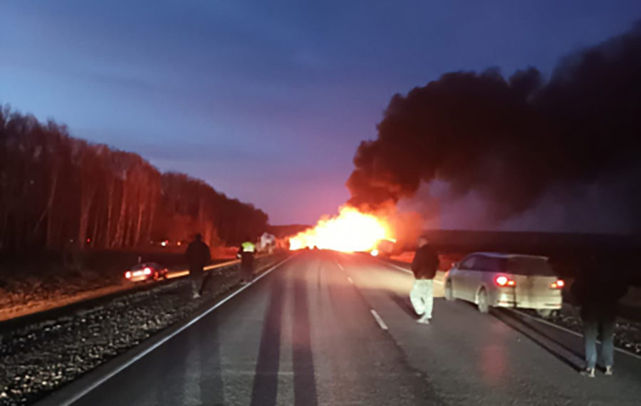 Два грузовика сгорели на трассе в Черепановском районе после ДТП