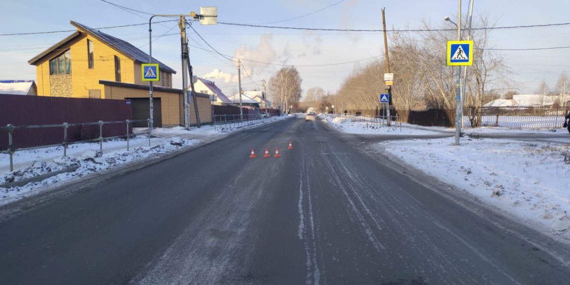 Двух школьников сбили на пешеходном переходе в Новосибирске — водитель скрылся