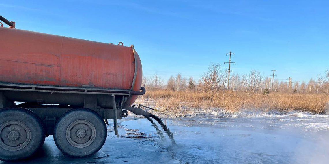 Двух ассенизаторов поймали с поличным на сливе нечистот в реку