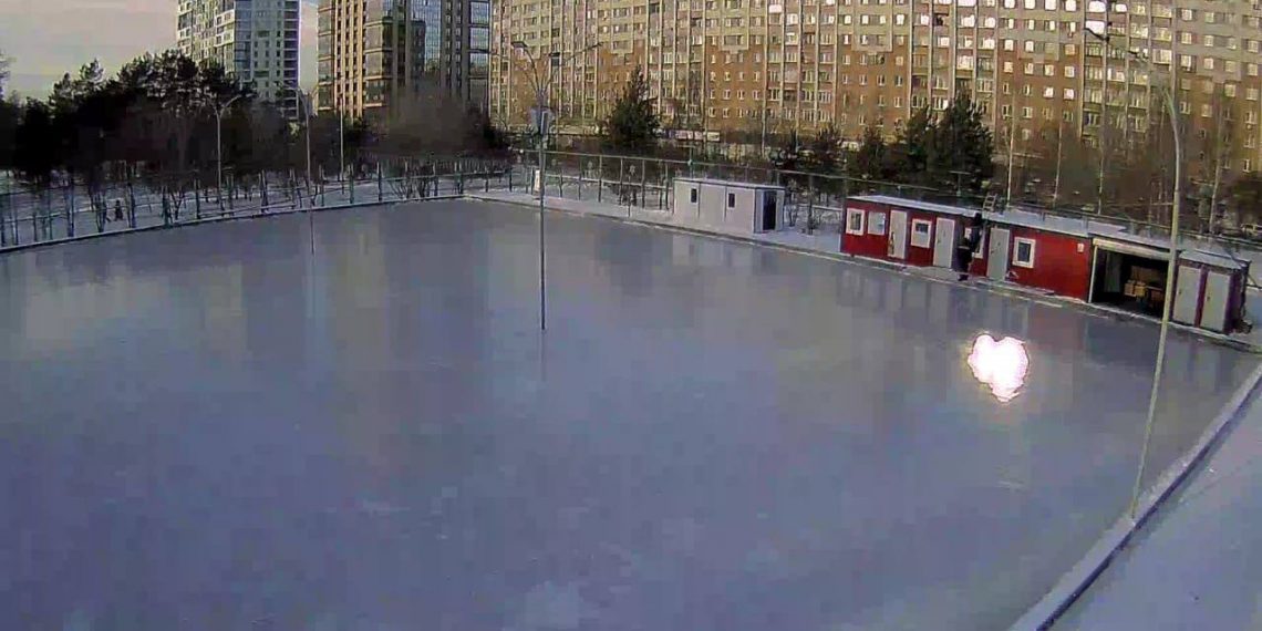 Первый крупный каток открылся в Нарымском сквере в Новосибирске
