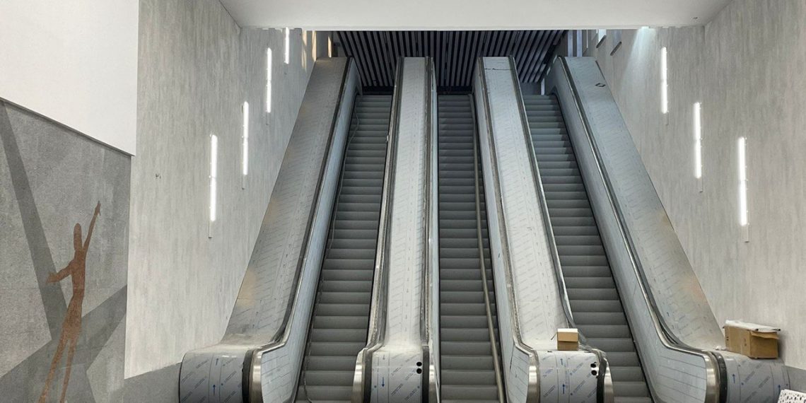 В Новосибирске на станции метро «Спортивная» начали монтировать внутреннее освещение