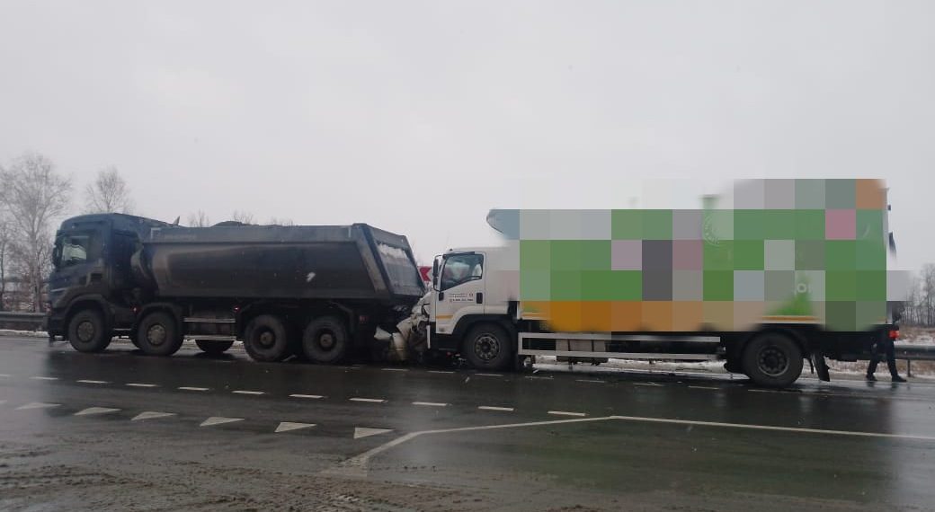 В Новосибирском районе легковушку смяло между грузовиками — погибли двое