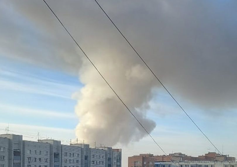 Дымом от пожара заволокло Ленинский район Новосибирска