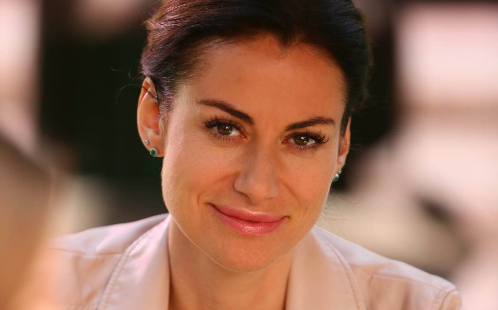 Әдемі тік кеуделер