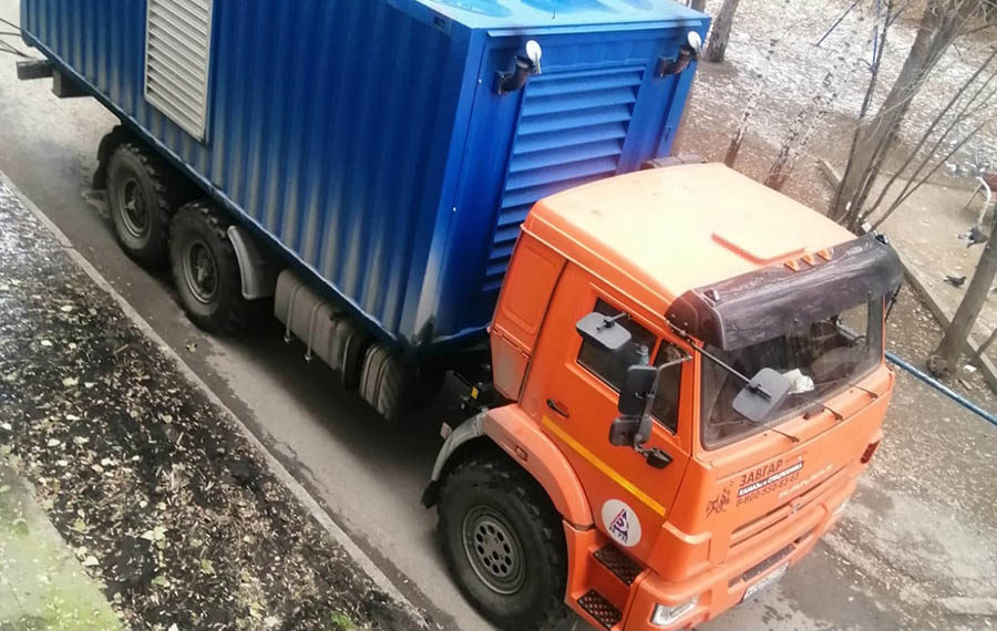Передвижной генератор электричества подогнали к многоквартирным домам на Комсомольской