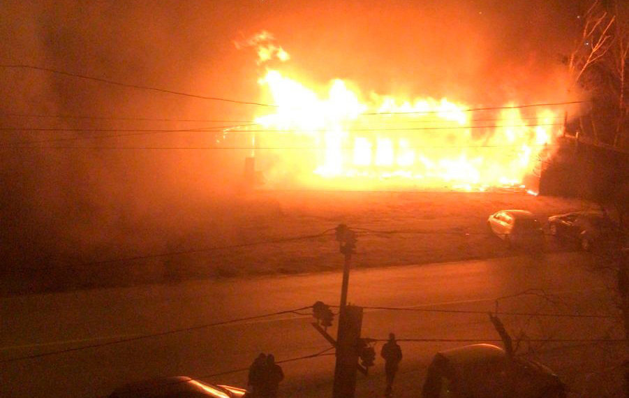 Огонь уничтожил кафе «Самовар» на улице Хилокской в Новосибирске