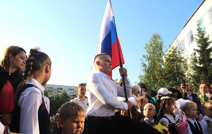 Депутаты Госдумы предложили размещать флаг России на детских садах и вузах