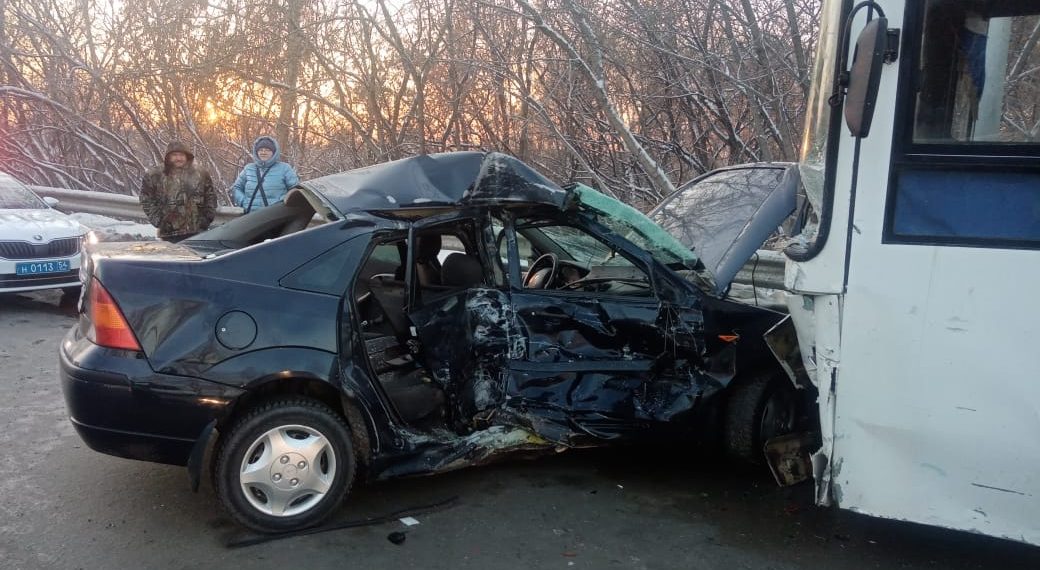 Легковушку смяло об пассажирский автобус в Кировском районе