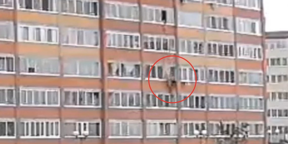 Новосибирец сорвался с самодельного каната и поломал ноги в ЖК «Дивногорский»