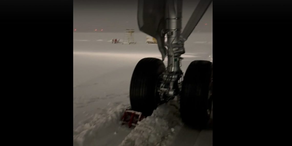 Самолет рейса Москва — Новосибирск застрял в сугробе