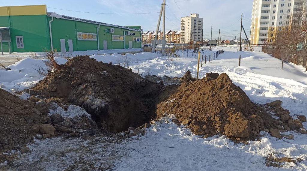 Рабочие порвали кабель: более 2500 человек в морозы остались без тепла и света в Оби
