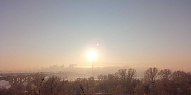 Экологи просят жителей центра Новосибирска не выходить на улицу и закрыть окна