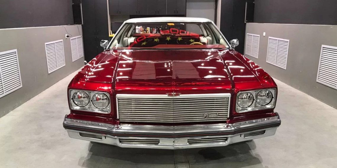 Бордовый раритетный седан продают в Новосибирске за 3,5 миллиона рублей