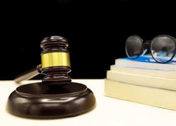 Суд разрешил друзьям и родственникам алиментщика гасить за него долги