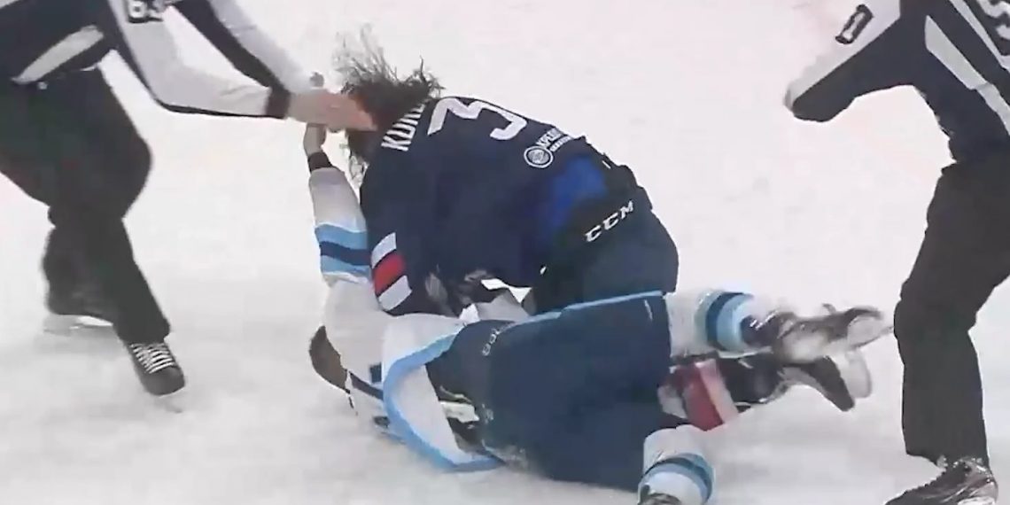 Игроки ХК «Сибирь» и «Металлург МГ» подрались во время матча