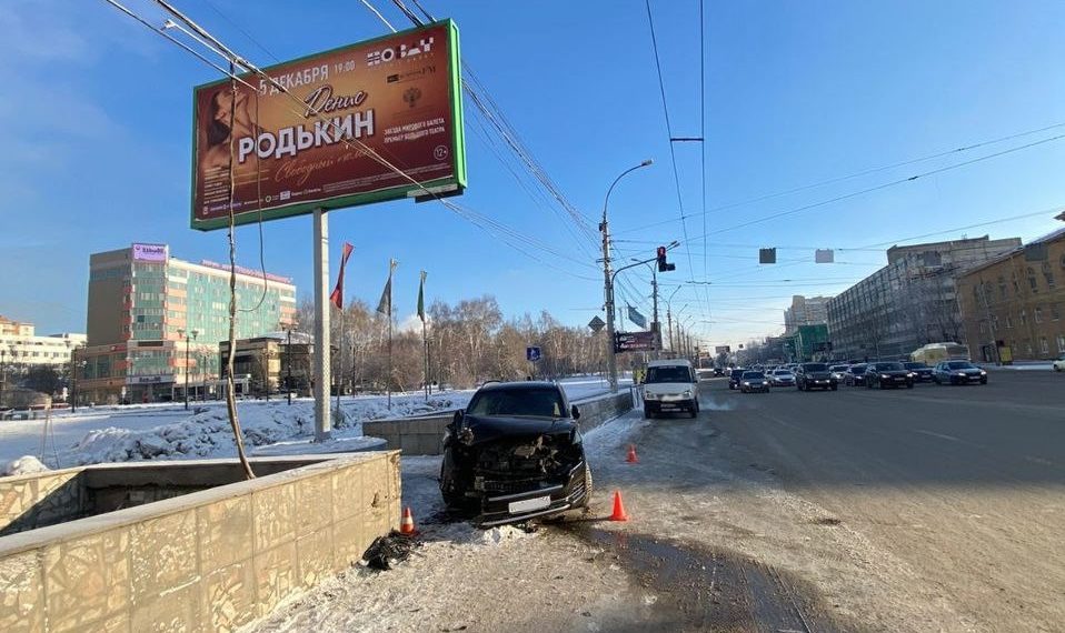 Volkswagen влетел в ограждение подземного перехода возле ГПНТБ в центре Новосибирска