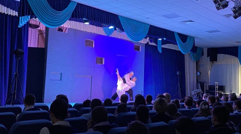 «Театр идет в школу»: профессиональные актеры выйдут на школьные сцены