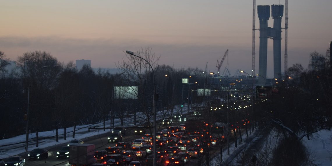 «Я боюсь выезжать на работу»: Новосибирск из-за снегопада встал в 8-балльные пробки