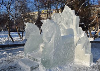 Ледовые троны монтируют на месте скандального катка возле оперного театра