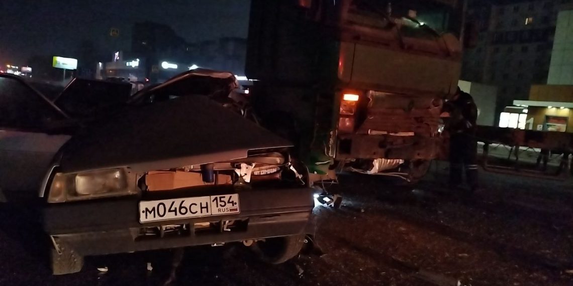 Трое на «девятке» зарулили под фуру у ТЦ «Континент», выжил только один