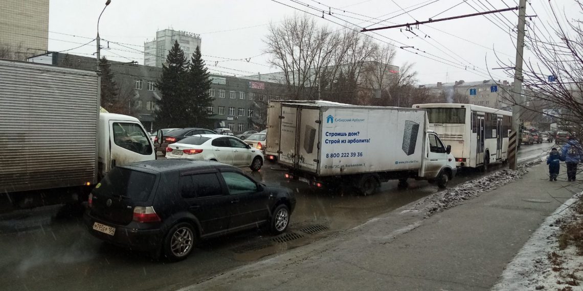 Утренние пробки и ДТП парализовали движение на улицах Новосибирска