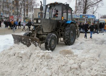 Локоть потребовал круглосуточно убирать снег с улиц Новосибирска