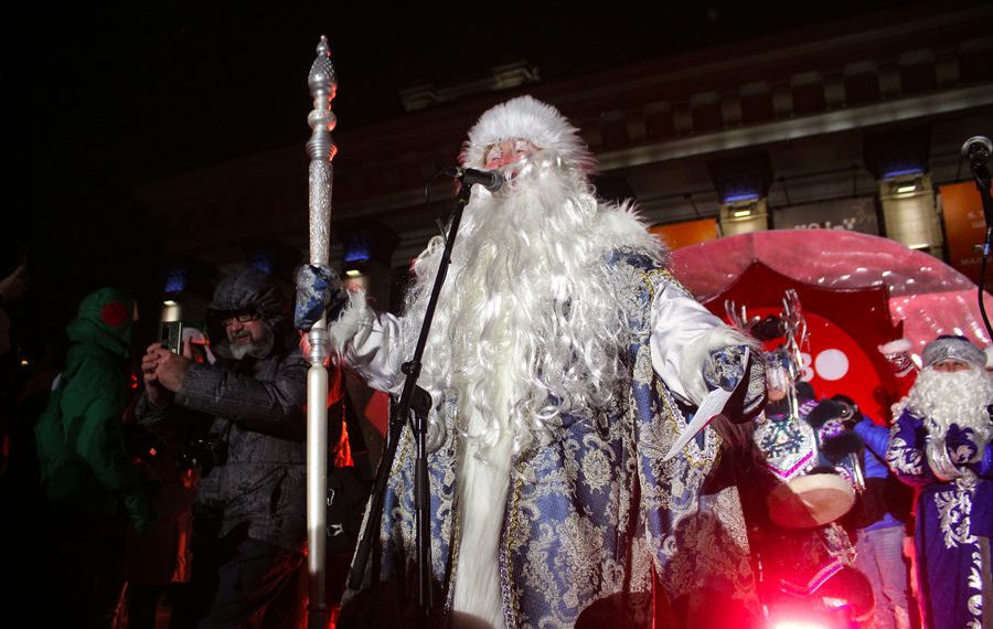 Деды Морозы всей России прошли шествием по Новосибирску