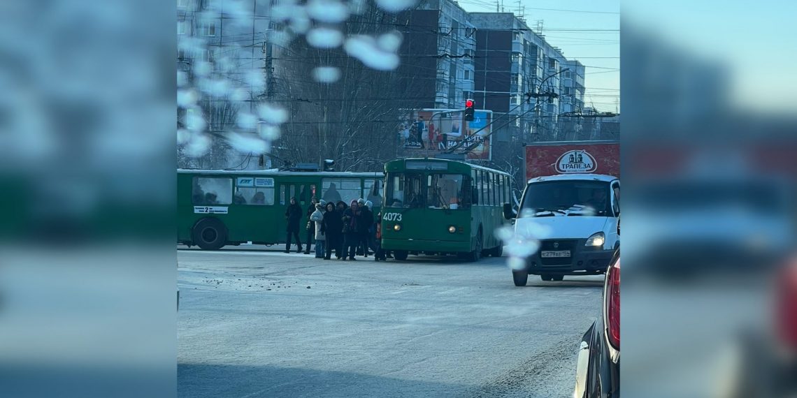 «Женщины в дубленках поднажали»: новосибирцы вытолкали застрявший