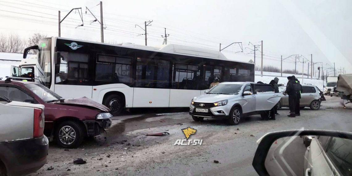 Большегруз устроил массовое ДТП в Первомайском районе Новосибирска