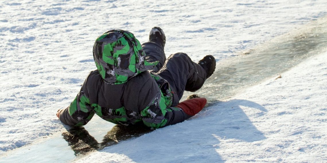 Под Новосибирском ребенок получил перелом на горке по ГОСТу